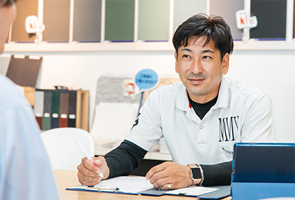 写真：クライアントの相談を聞く職人