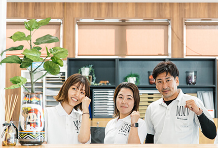 写真：笑顔でガッツポーズをする職人たち